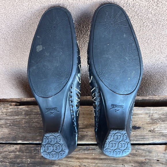 Pikolinos Women's B;ack Leather Laser Cut Floral Slip On Mule - Picture 8 of 9